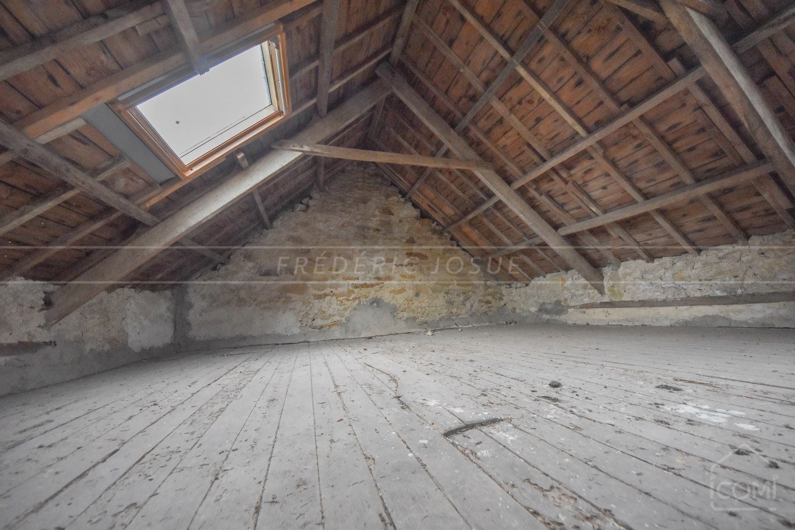 LONGERE ENTIEREMENT A RENOVER - BELLE CONSTRUCTION - CADRE VERDOYANT ET CALME - GRAND TERRAIN photo 4